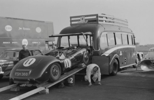 Déchargement de l'Aston Martin DBR1/300 de JIm Clark des des Border Reivers à Silverstone 1960